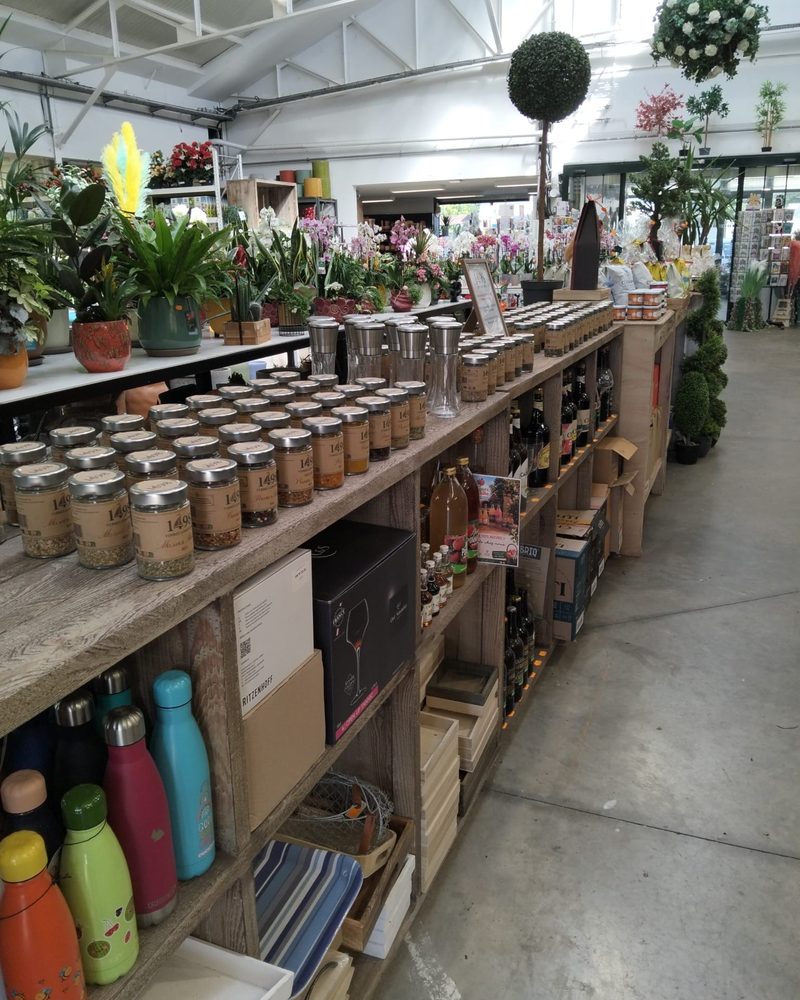 Tout un linéaire : produits 1498 en vente dans une boutique partenaire du Nord