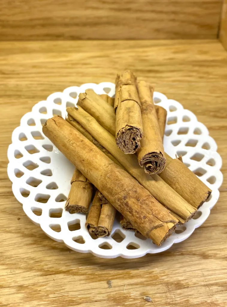 Gros plan sur Cannelle de Ceylan bâtons