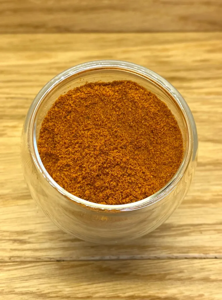 Gros plan sur Piment de Cayenne moulu