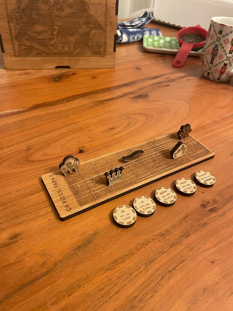 Le plateau du jeu Qui a le feu ? avec ses pions et ses jetons en bois