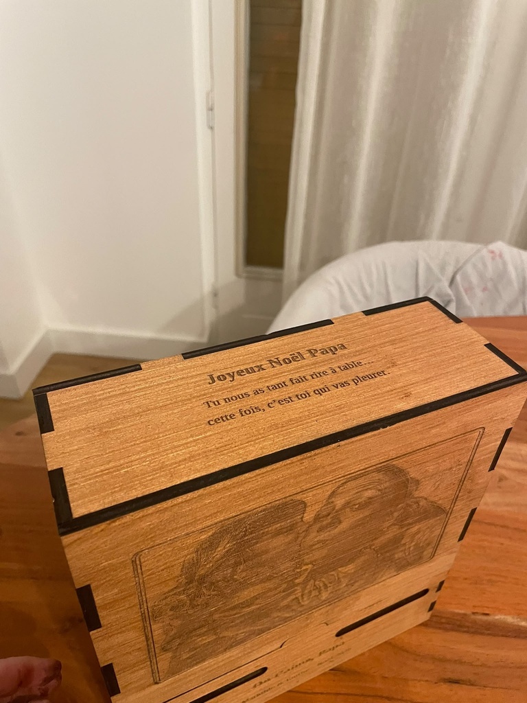 Message gravé à la main sur le dessus du coffret en bois