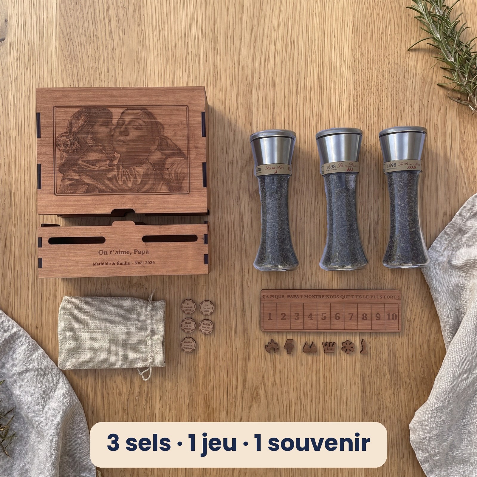 Tout le contenu du coffret étalé : capot, bac, trois moulins, plateau de jeu, pions, jetons et pochon