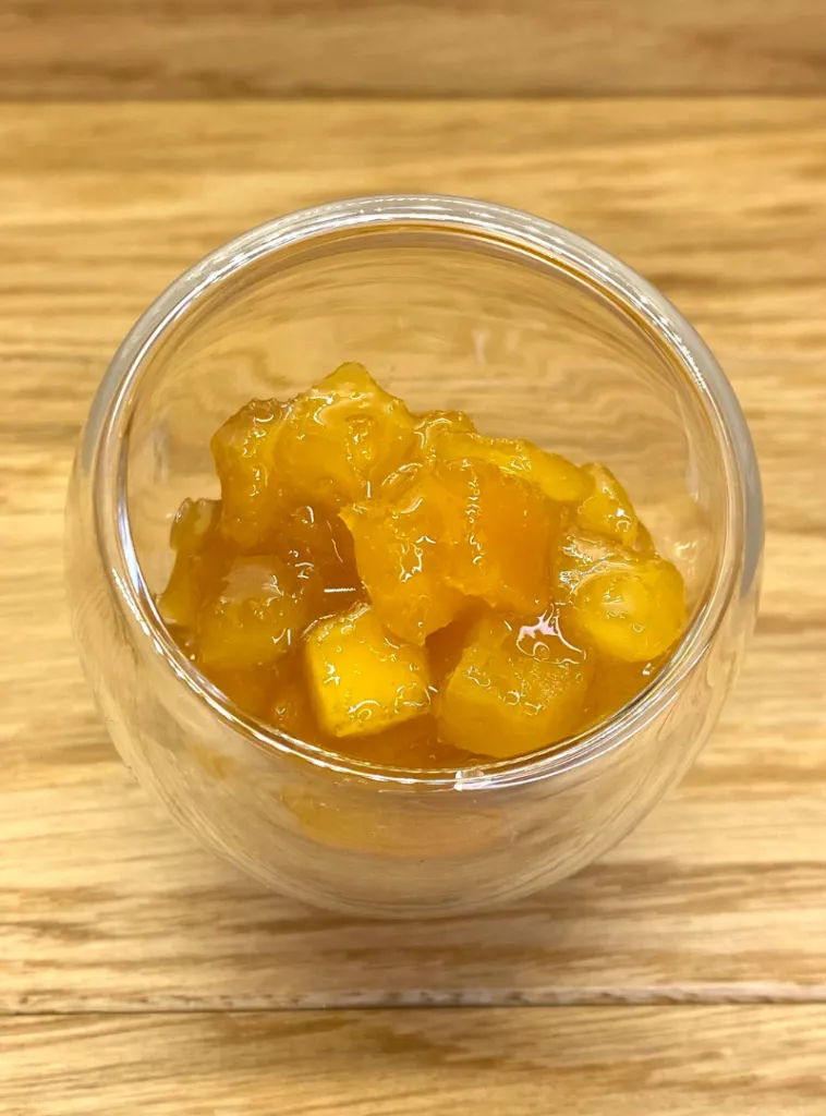Gros plan sur Miel Mangue