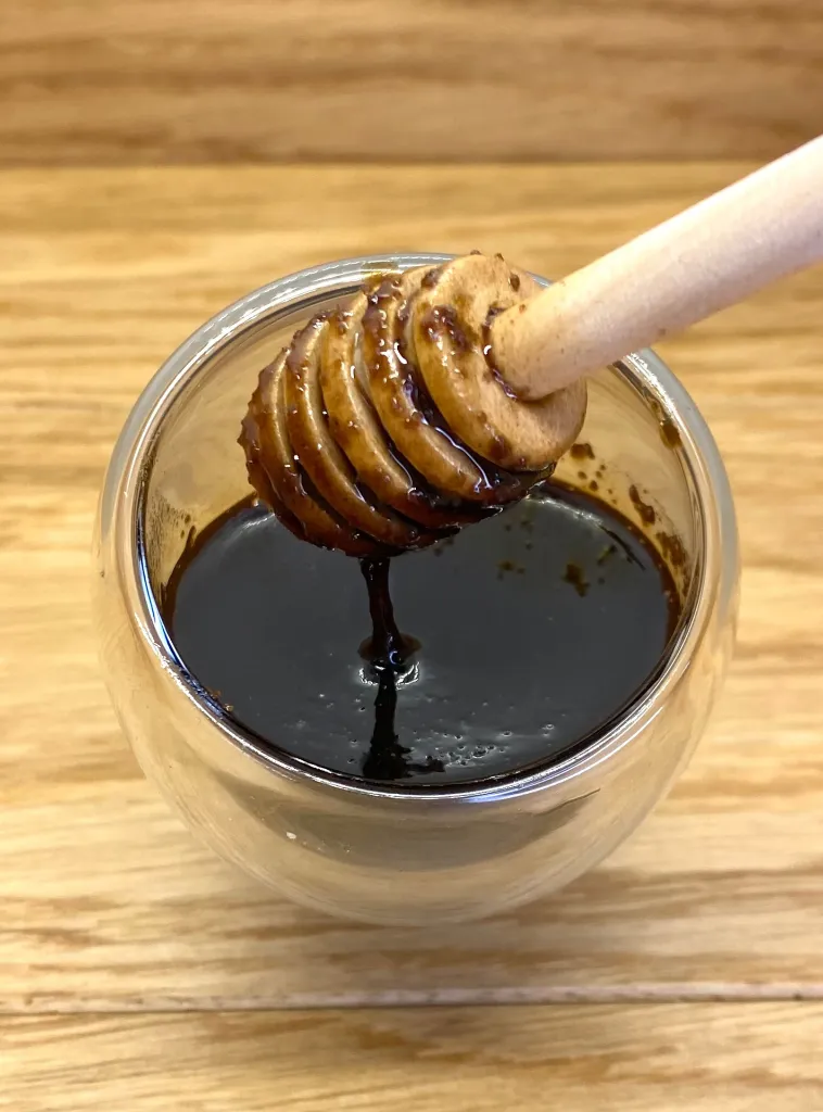 Gros plan sur Miel à l'Ail Noir