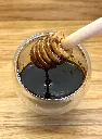 Gros plan sur Miel à l'Ail Noir
